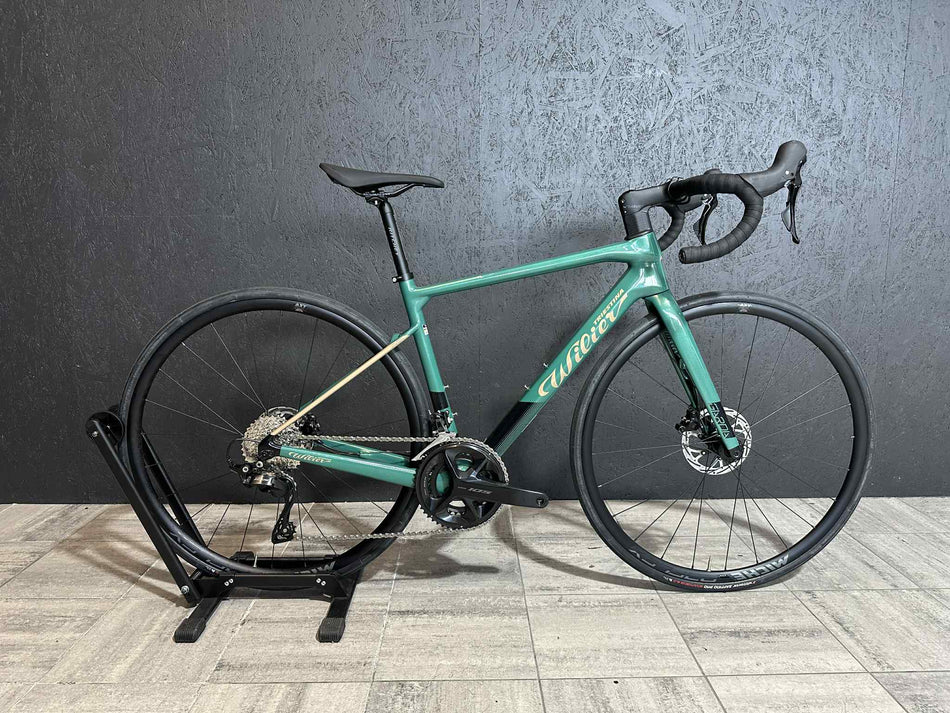 Utstillingsmodell Wilier Garda 105 12s Endurance S (160–170 cm) – Sort-grå / Green Gold