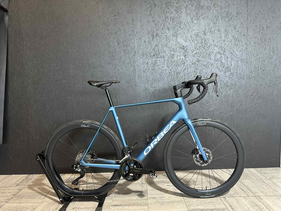 Demosykkel Orbea Orca M30i landevei 57 (186–193 cm) m oppgraderte hjul