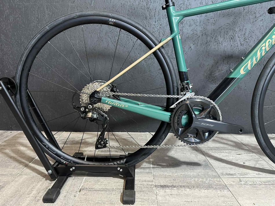 Utstillingsmodell Wilier Garda 105 12s Endurance S (160–170 cm) – Sort-grå / Green Gold